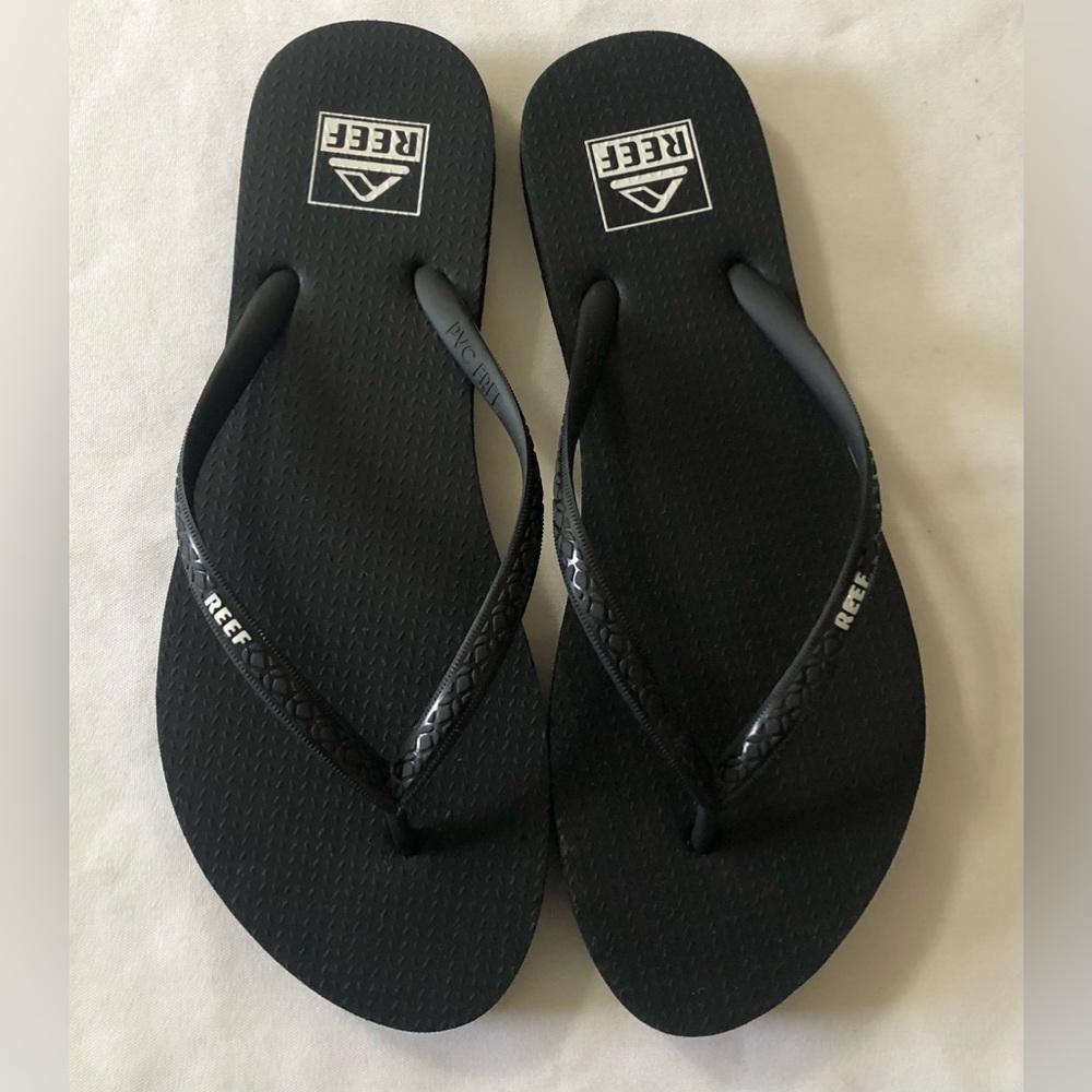 Women’s Reef Escape Basic Sandals/Flip Flops Black and White 7